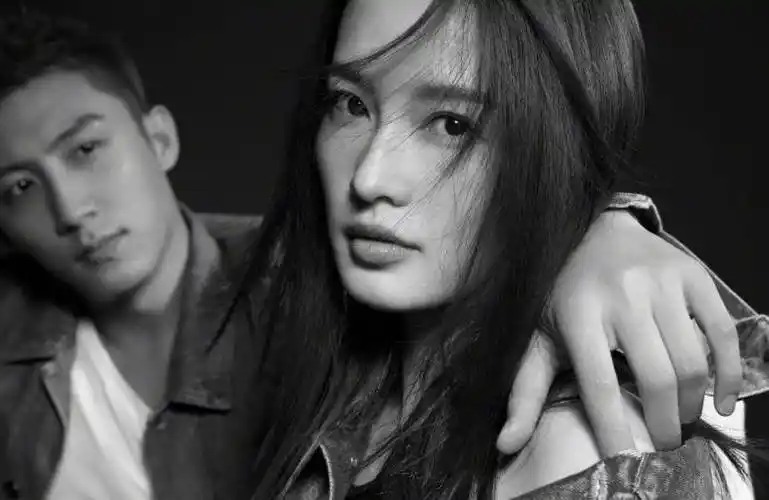 黄景瑜李沁黑白大片出炉,颜值般配,表现力时尚,举动太甜啦_观众_剧中