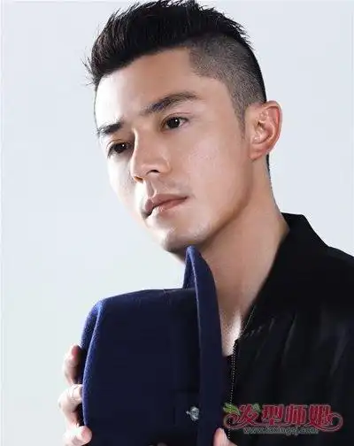 霍建华红毛衣背头发型演绎暖男气质霍建华时尚成熟的发型盘点