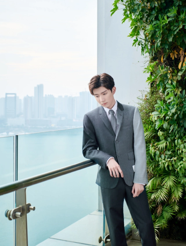 王源拍摄时尚大片,穿拼色渐变西装出镜,气质儒雅引领潮流