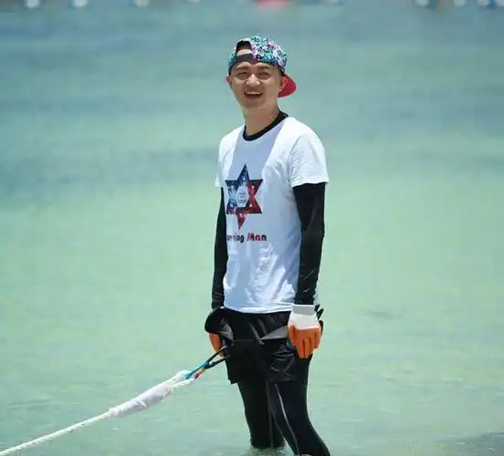 《跑男2》收官结局难料 邓超赤脚坐沙滩撒娇