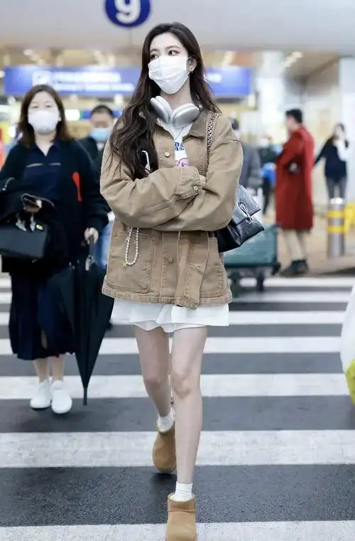 女明星机场穿搭,如何不露脸也能穿得美,不妨看看杨幂和赵露思_网易