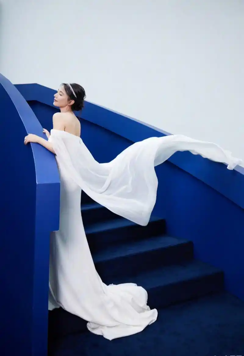 高圆圆写真大片来袭,一袭深v抹胸礼服,头戴钻石皇冠,流光溢彩,风华