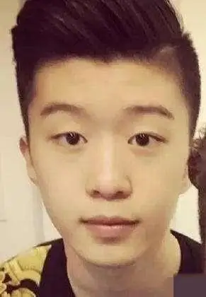 不过,你以为范丞丞就像机场照那般毫无破绽吗?