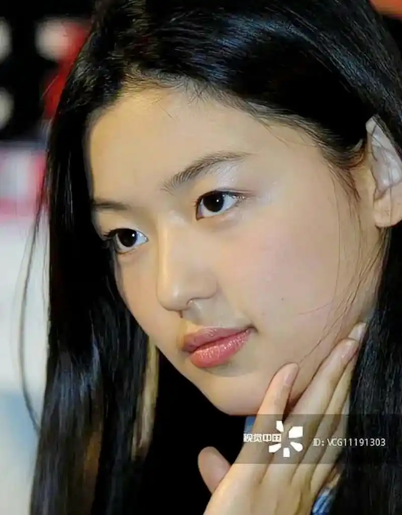 20岁全智贤出生照,毛孔和痘印清晰可见,脸上还有点婴儿肥,有点像秀智