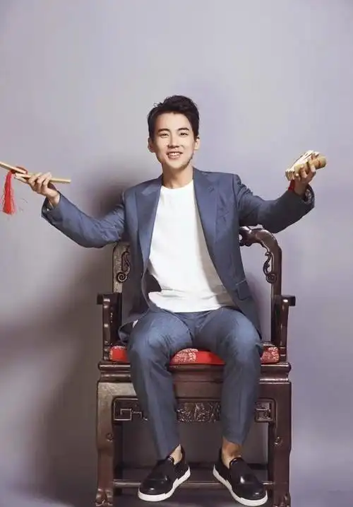 郭德纲儿子原来这么帅,一身印花红西装亮眼又高级,绅士范十足!