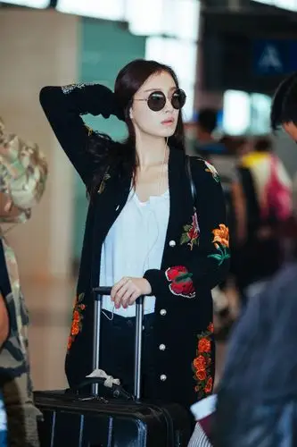 倪妮现身机场锁骨抢镜 笑容灿烂气场十足