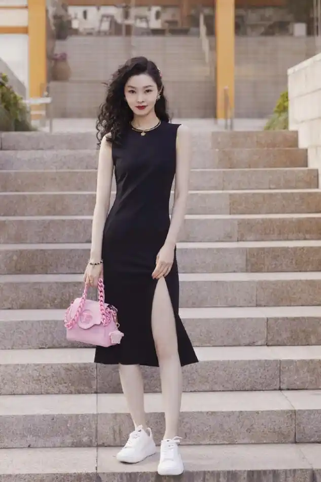 宋轶的身高是168,但估计往高报了个三四厘米,所以真实身高应该是164