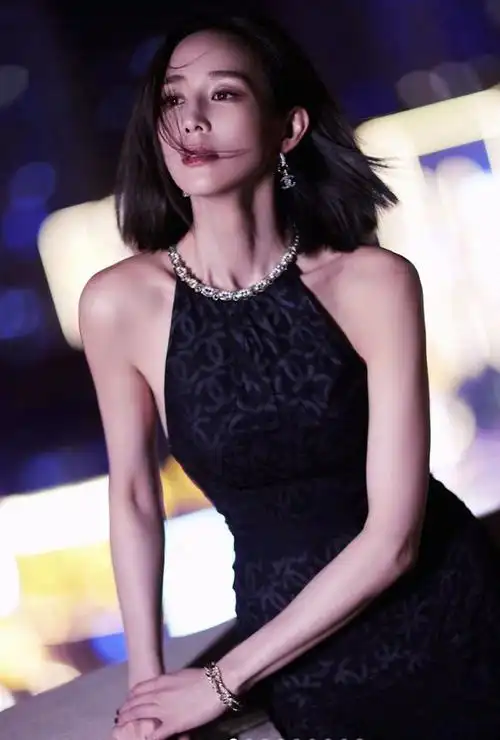 张钧甯透视洞洞装好身材不藏了!胸腿比例太惊人