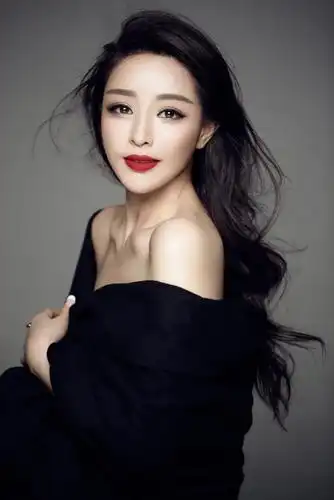 谢名新作家园春色美亮相央视合唱春晚