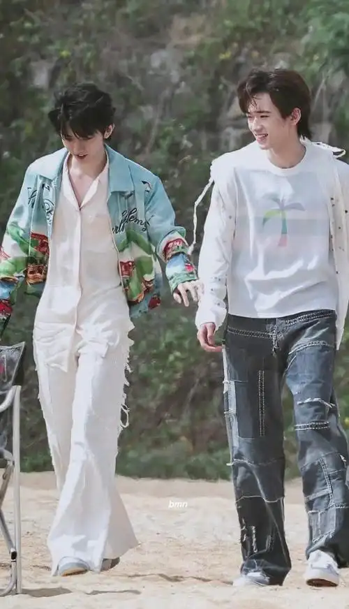 马嘉祺发合照为宋亚轩庆生