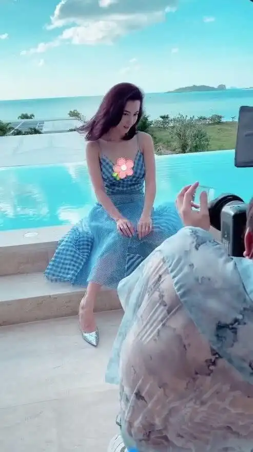 39岁张柏芝拍泳池写真,穿清凉裙惹非议,这曲线谁能招架得住啊