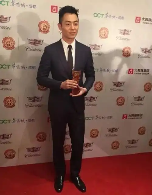 相比他们,好一点的佟丽娅,穿了高跟鞋,所以身高还算正常:但这个红毯照