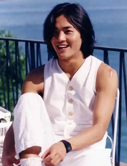 从照片中可以看出,郑伊健和其他匆匆赶路的行人没什么不同,看到有人拍