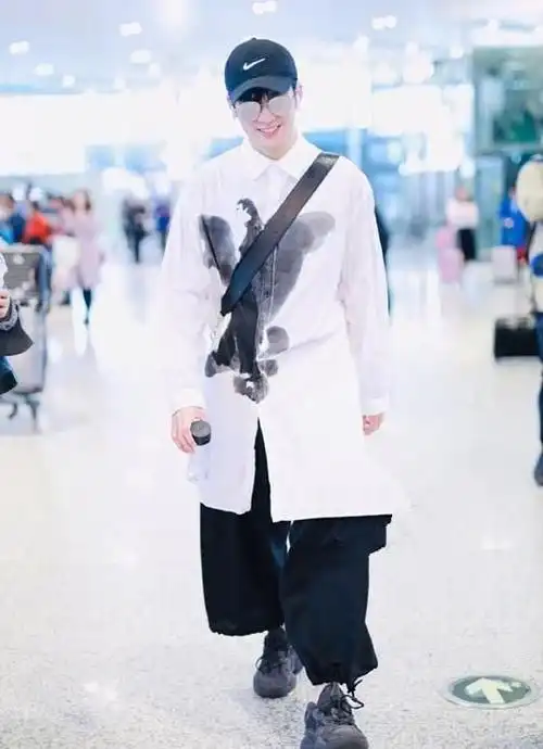 张无忌曾舜晞出行穿水墨画风格衬衫配阔腿裤气质很好