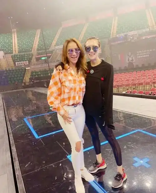 好悲伤郑秀文晒合照发长文悼念李玟表示抑郁症我懂