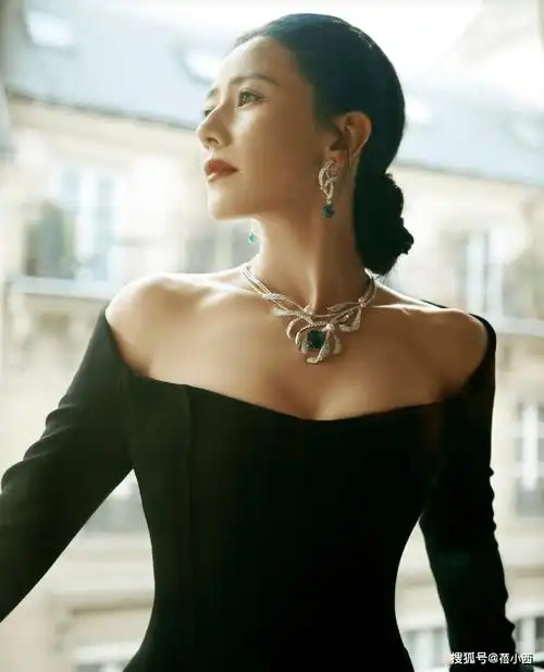 被高圆圆的上班图惊艳!穿紧身露肩连衣裙变"水蜜桃",性感又迷人