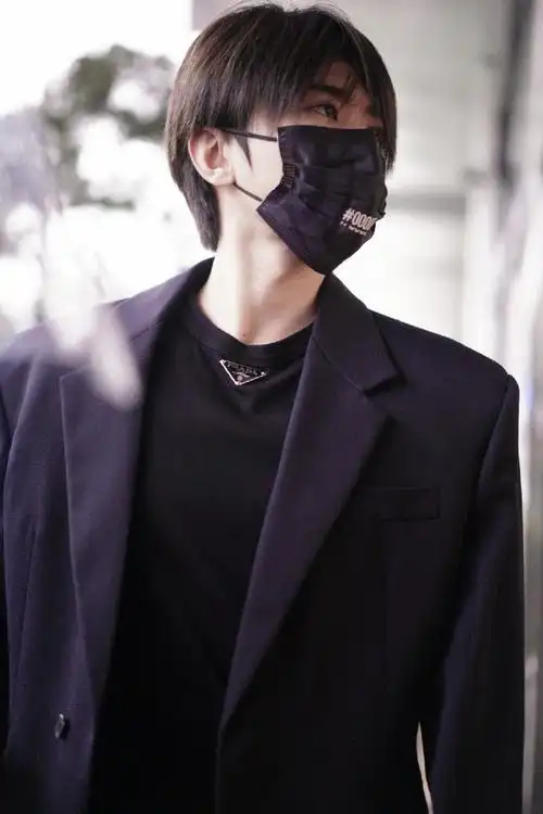 蔡徐坤机场黑色西装造型饭拍路透##蔡徐坤最新机场黑色西装造型饭