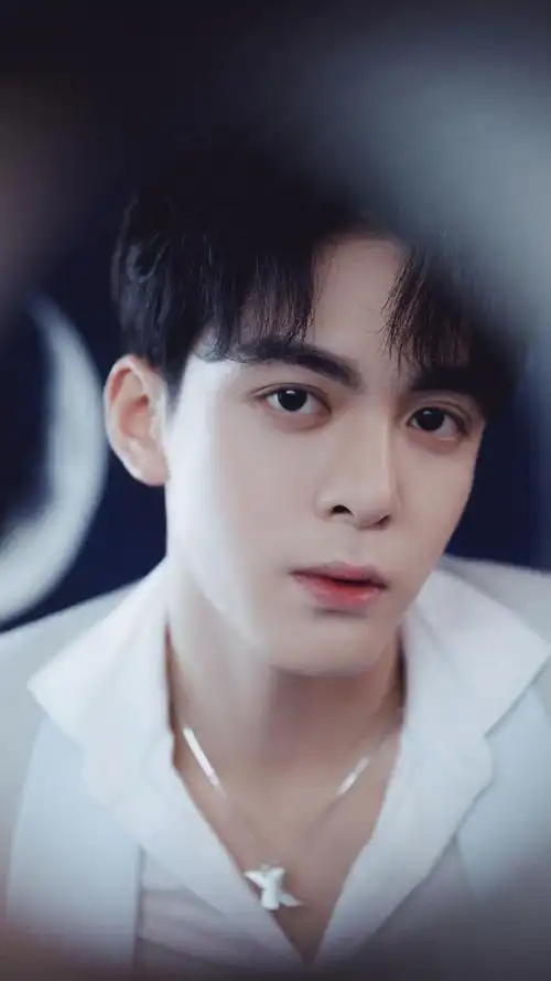 曾舜晞帅气西装写真手机壁纸_明星_手机壁纸下载_美桌网