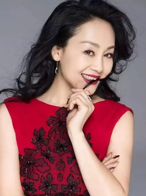 高峰的老婆:王姬丈夫高峰,抛下一切远赴美国求爱,拒签5次,终与爱人