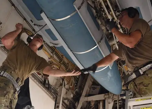 美军b-1轰炸机接受地面维护 弹舱内部罕见曝光