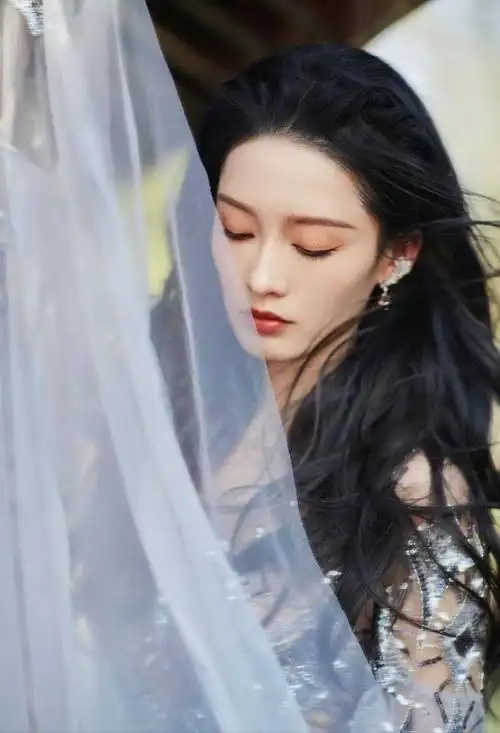 李沁雾蓝透视薄纱礼裙好身材会搭配谁不心动