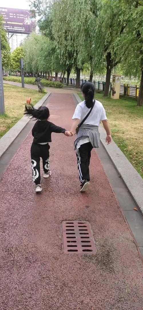 姐姐牵妹妹手,手拉手,心连心