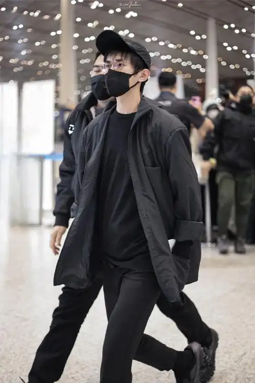 易烊千玺到达慕尼黑#易烊千玺行程好赶呀,今天刚到德国慕尼黑,过继祆