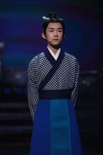 易烊千玺穿越古代变身温润公子 挽发束装尽显少年英气