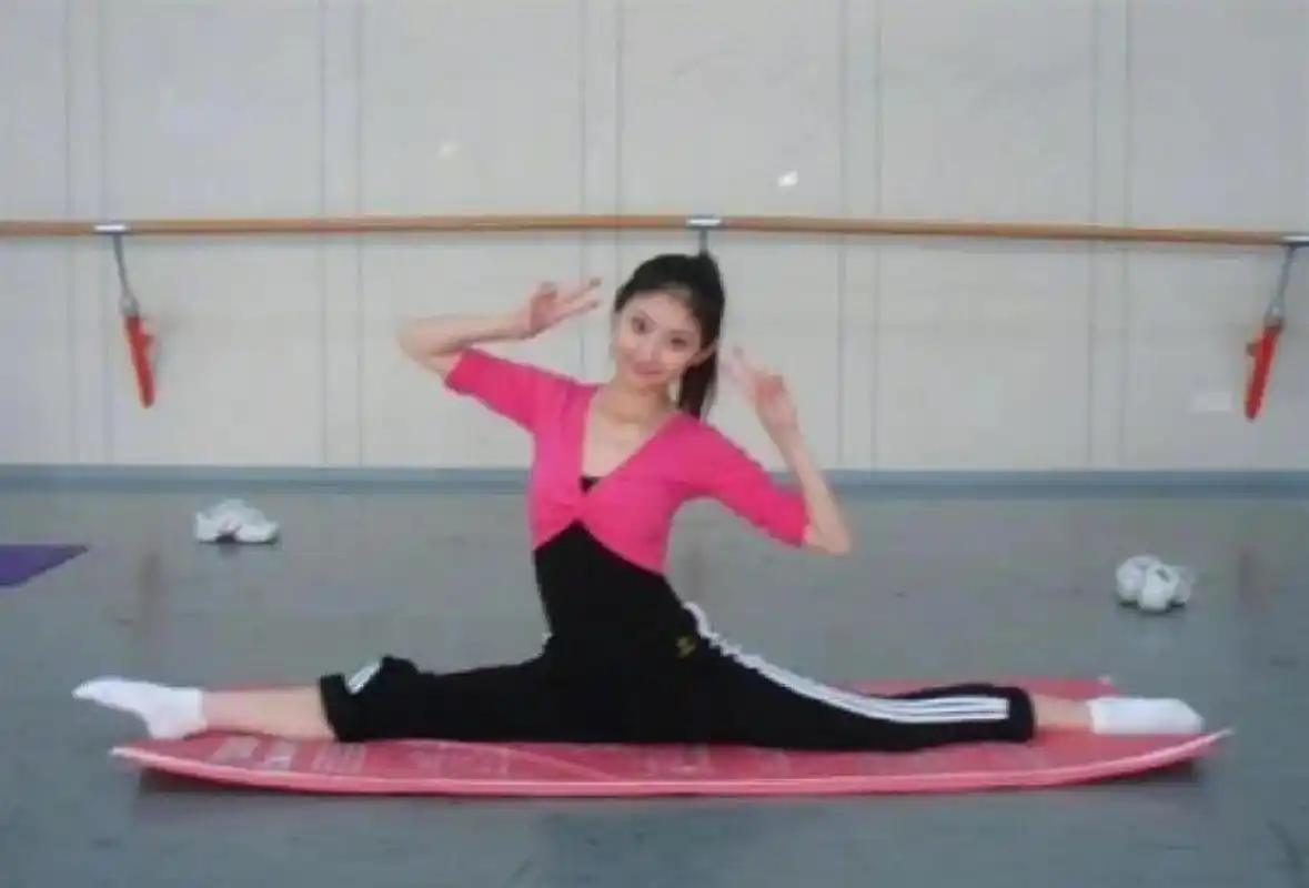 大学时期的景甜旧照  大学时期的景甜清纯又单纯,水汪汪的大眼睛像会