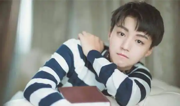 1,王俊凯这款深咖色系的头发,简单的打理成八字刘海短发,简单清爽又不