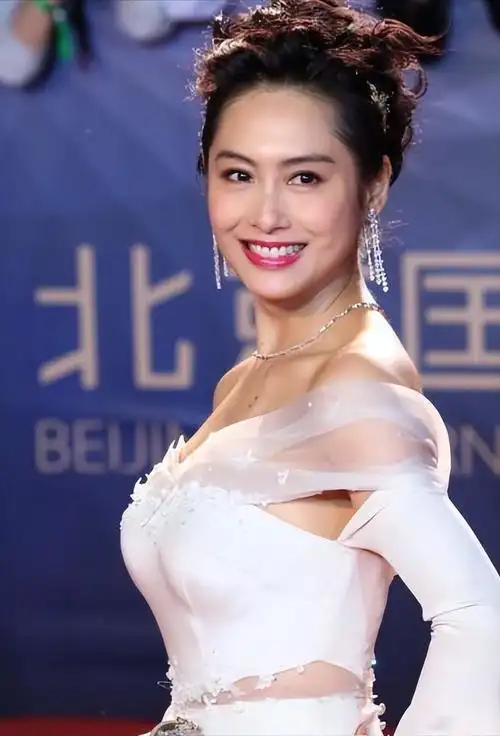 52岁的朱茵身材丰腴迷人穿红色连衣裙诠释真正的性感