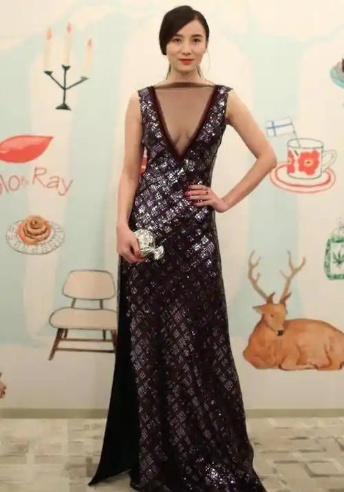 宋佳的时尚让人看不懂,一袭深v长裙亮相魅力十足_身材_肌肤_衣服