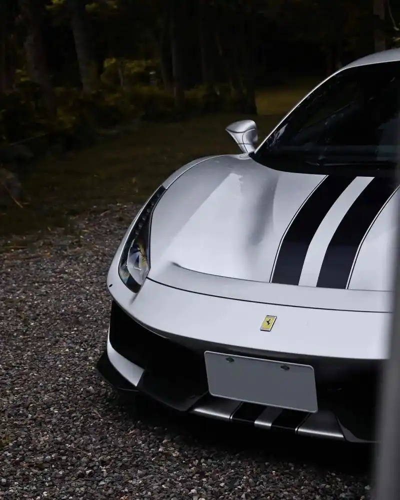 银白色法拉利488pista