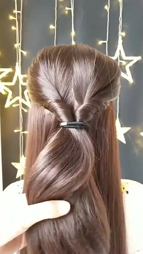 简单的束发加上两股麻花辫,夹上发饰,很仙的发型