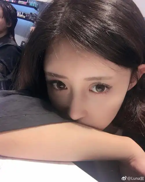 潘玮柏新欢热辣私照遭扒 台媒曝潘玮柏和空姐luna宣热恋同居