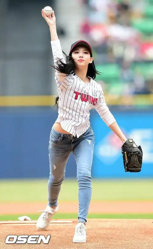 twice林娜琏为棒球赛开球 曼妙身姿显露无疑【组图】