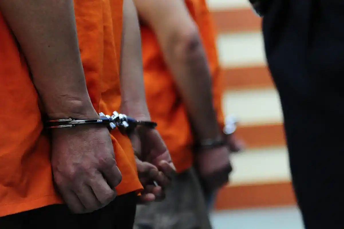 在押的犯罪嫌疑人在一审被判处死刑立即执行以后,就会被戴上手铐脚镣