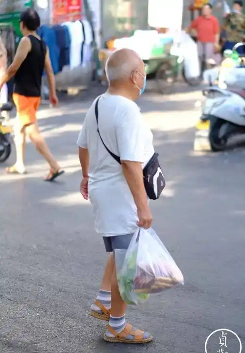 穿着尼龙袜皮凉鞋的西安老头,值得你叫一声北北_夏天_大哥_朋友