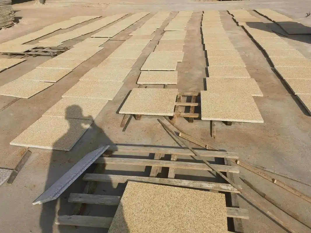 别墅外墙干挂大理石.山东黄金麻 荔枝面地铺石 外墙干挂板 常 - 抖音