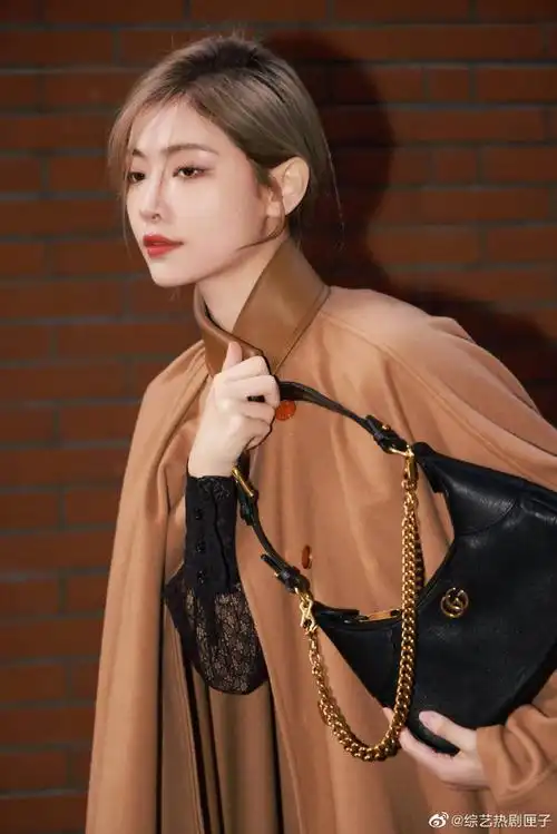 许佳琪驼色斗篷造型##许佳琪初春随拍八宫格