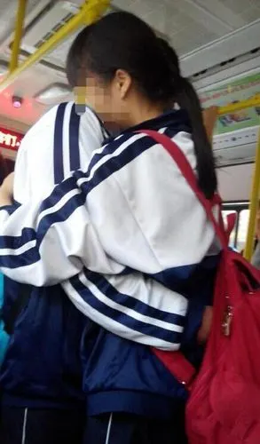 原创以案说法小情侣公共场合亲热到底该不该