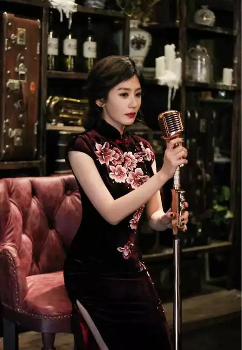 贾静雯不愧是不老女神,穿旗袍宛若少女,网友:一点三个孩子的妈