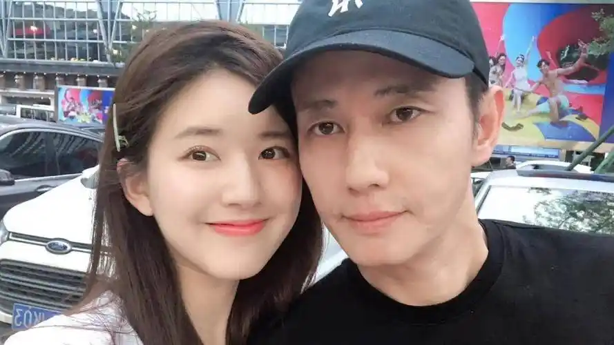 赵露思高颜值爸爸常被误认成男友.