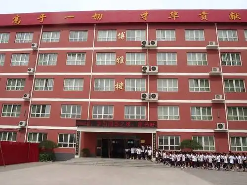 精英学校是一所年轻的,成长中的私立学校,分小学部与初中部,砖红色的