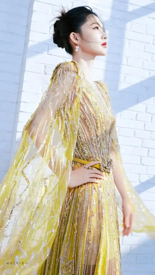 李沁鎏金深v##李沁深v露背长裙