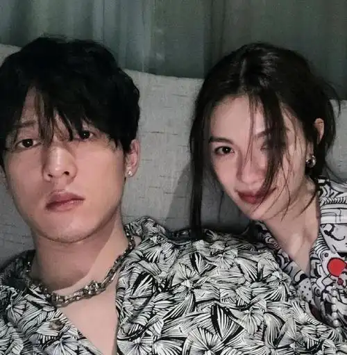 官宣恋情钟楚曦侯雯元晒健身房合照甜蜜般配历任男友帅气非凡