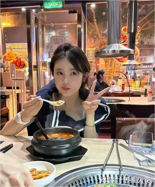 赵露思刘宇宁恋情曝光?女方约闺蜜薛佳凝聚餐,男方被拍到同场!