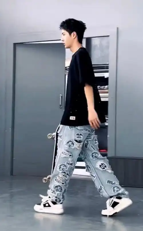 特别喜欢裤子90透过去看到了博博又白又细的腿,王一博你是懂摩托