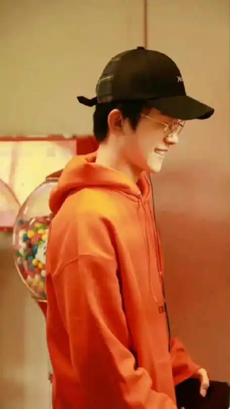 易烊千玺橙色系运动风造型