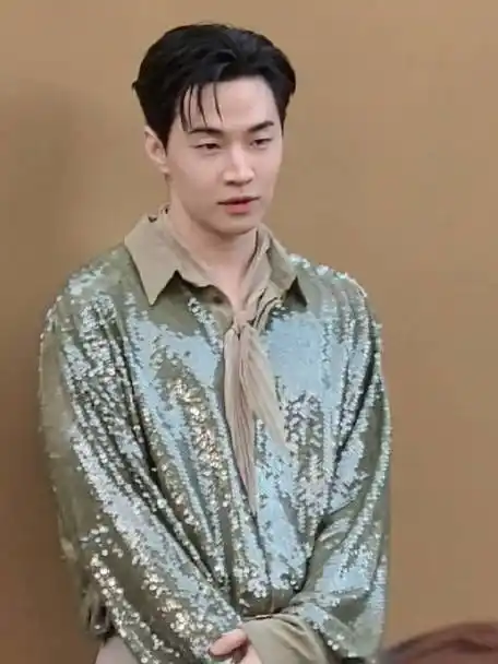 今天的上衣好闪耀^_^显得他特别牛奶肌|刘宪华_新浪新闻